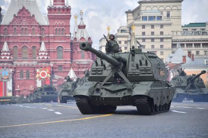 Москва. Самоходные артиллерийские установки (САУ) `Мста-СМ` во время военного парада, посвященного 77-й годовщине Победы в Великой Отечественной войне.