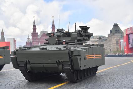 Москва. Боевая машина пехоты (БМП) на гусеничной платформе `Курганец-25` с боевым модулем `Эпоха` во время военного парада, посвященного 77-й годовщине Победы в Великой Отечественной войне.