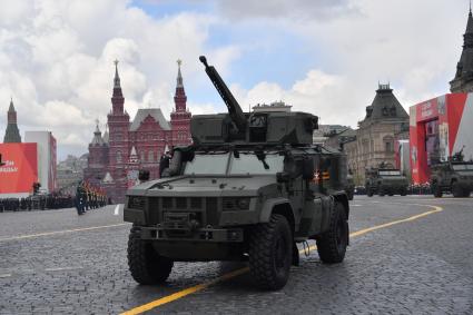 Москва. Бронеавтомобили `Тайфун-ВДВ` с дистанционно-управляемым боевым модулем  во время военного парада, посвященного 77-й годовщине Победы в Великой Отечественной войне.