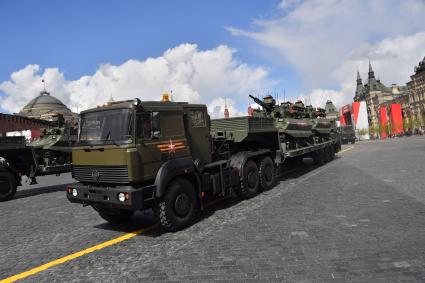 Москва. Боевые робототехнические комплексы (РТК) `Уран-9` во время военного парада, посвященного 77-й годовщине Победы в Великой Отечественной войне.