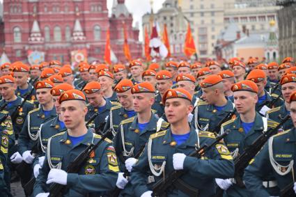 Москва. Курсанты во время военного парада, посвященного 77-й годовщине Победы в Великой Отечественной войне.