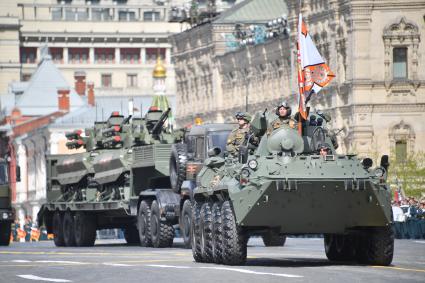 Москва. Бронетранспортер во время военного парада, посвященного 77-й годовщине Победы в Великой Отечественной войне.