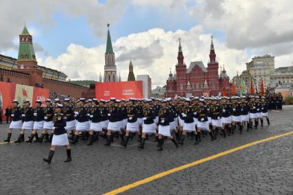 Москва. Парадный расчет женщин-военнослужащих во время военного парада, посвященного 77-й годовщине Победы в Великой Отечественной войне.