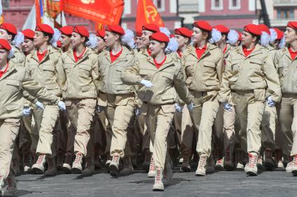 Москва. Парадный расчет Всероссийского военно-патриотического общественного движения `Юнармия` во время военного парада, посвященного 77-й годовщине Победы в Великой Отечественной войне.