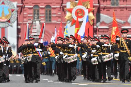 Москва. Курсанты Московского военно-музыкального училища имени генерал-лейтенанта В.М.Халилова во время военного парада, посвященного 77-й годовщине Победы в Великой Отечественной войне.