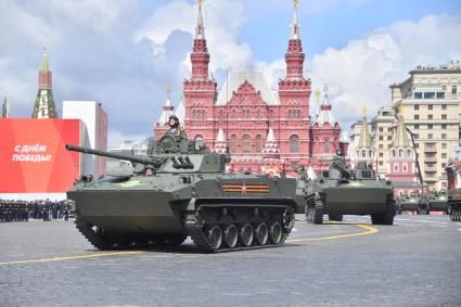 Москва. Боевые машины десанта БМД-4М во время военного парада, посвященного 77-й годовщине Победы в Великой Отечественной войне.