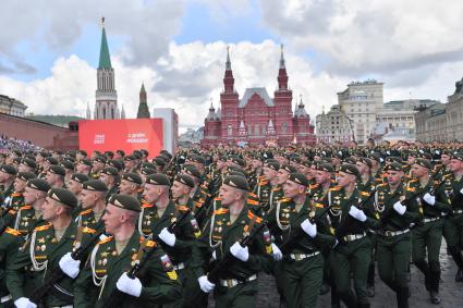 Москва. Курсанты во время военного парада, посвященного 77-й годовщине Победы в Великой Отечественной войне.