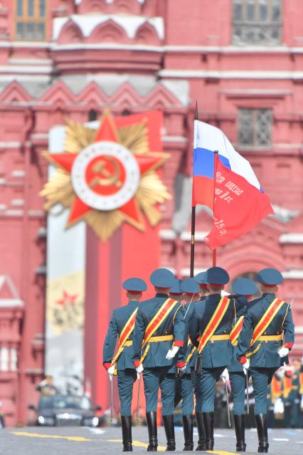 Москва. Знаменная группа во время военного парада, посвященного 77-й годовщине Победы в Великой Отечественной войне.