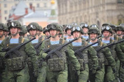 Москва. Военнослужащие воздушно-десантных войск во время военного парада, посвященного 77-й годовщине Победы в Великой Отечественной войне.