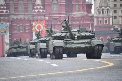 Москва. Танки Т-72Б3М во время военного парада, посвященного 77-й годовщине Победы в Великой Отечественной войне.