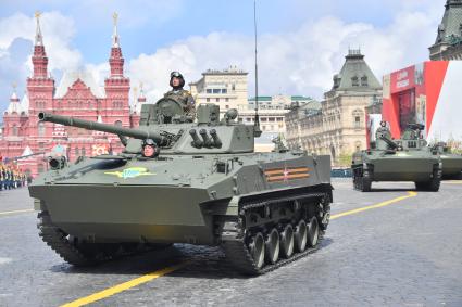 Москва. Боевые машины десанта БМД-4М во время военного парада, посвященного 77-й годовщине Победы в Великой Отечественной войне.