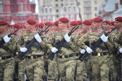 Москва. Курсанты во время военного парада, посвященного 77-й годовщине Победы в Великой Отечественной войне.