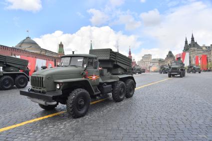 Москва. Боевая машина 2Б17М из состава РСЗО 9К51М `Торнадо-Г`  во время военного парада, посвященного 77-й годовщине Победы в Великой Отечественной войне.