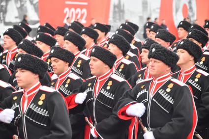 Москва. Парадный расчет Всероссийского кубанского общества во время военного парада, посвященного 77-й годовщине Победы в Великой Отечественной войне.