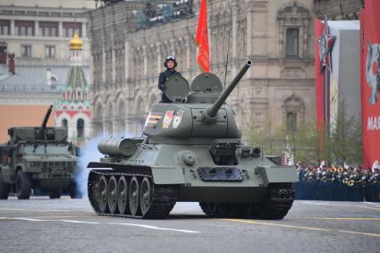 Москва. Танк Т-34-85 во время военного парада, посвященного 77-й годовщине Победы в Великой Отечественной войне.