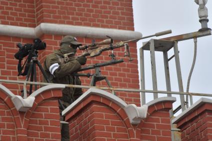 Москва. Снайпер на башне во время военного парада, посвященного 77-й годовщине Победы в Великой Отечественной войне.