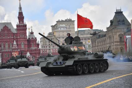 Москва. Танк Т-34-85 во время военного парада, посвященного 77-й годовщине Победы в Великой Отечественной войне.