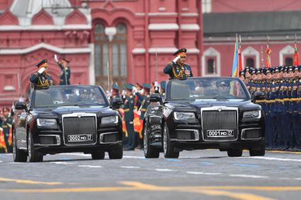 Москва. Главнокомандующий Сухопутными войсками, генерал армии Олег Салюков (слева) и министр обороны РФ Сергей Шойгу во время военного парада, посвященного 77-й годовщине Победы в Великой Отечественной войне.