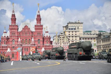 Москва. Автономная пусковая установка (АПУ) `Ярс` во время военного парада, посвященного 77-й годовщине Победы в Великой Отечественной войне.