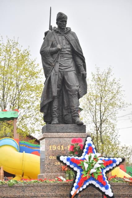 Московская область. д.Вялки. Памятник воинам-односельчанам, погибшим в годы Великой Отечественной войны, открыли в деревне Вялки после реконструкции. На постаменте - скульптура героя фильма `Они сражались за Родину` - рядового Петра Лопахина, в исполнении Василия Шукшина.