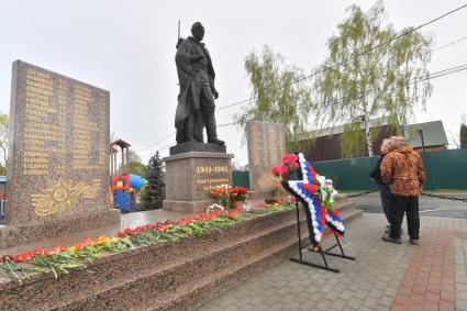 Московская область. д.Вялки. Памятник воинам-односельчанам, погибшим в годы Великой Отечественной войны, открыли в деревне Вялки после реконструкции. На постаменте - скульптура героя фильма `Они сражались за Родину` - рядового Петра Лопахина, в исполнении Василия Шукшина.