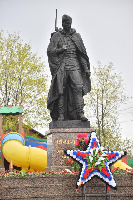 Московская область. д.Вялки. Памятник воинам-односельчанам, погибшим в годы Великой Отечественной войны, открыли в деревне Вялки после реконструкции. На постаменте - скульптура героя фильма `Они сражались за Родину` - рядового Петра Лопахина, в исполнении Василия Шукшина.