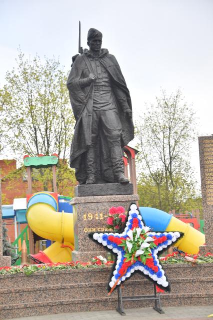 Московская область. д.Вялки. Памятник воинам-односельчанам, погибшим в годы Великой Отечественной войны, открыли в деревне Вялки после реконструкции. На постаменте - скульптура героя фильма `Они сражались за Родину` - рядового Петра Лопахина, в исполнении Василия Шукшина.