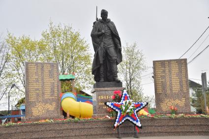 Московская область. д.Вялки. Памятник воинам-односельчанам, погибшим в годы Великой Отечественной войны, открыли в деревне Вялки после реконструкции. На постаменте - скульптура героя фильма `Они сражались за Родину` - рядового Петра Лопахина, в исполнении Василия Шукшина.