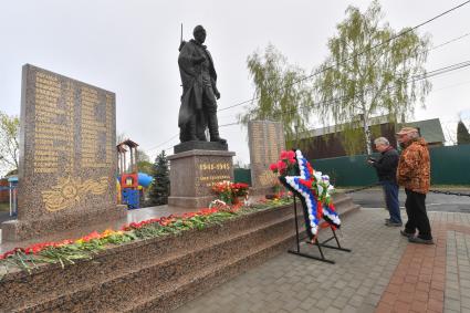 Московская область. д.Вялки. Памятник воинам-односельчанам, погибшим в годы Великой Отечественной войны, открыли в деревне Вялки после реконструкции. На постаменте - скульптура героя фильма `Они сражались за Родину` - рядового Петра Лопахина, в исполнении Василия Шукшина.