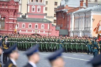 Москва. Курсанты Михайловской военной артиллерийской академии во время генеральной репетиции парада на Красной площади, посвященного 77-й годовщине Победы в Великой Отечественной войне.