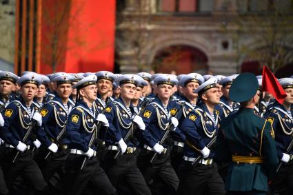 Москва. Курсанты Военно-морской академии имени адмирала флота Советского Союза Н. Г. Кузнецова во время генеральной репетиции парада на Красной площади, посвященного 77-й годовщине Победы в Великой Отечественной войне.