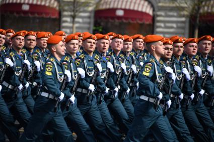 Москва. Курсанты во время генеральной репетиции парада на Красной площади, посвященного 77-й годовщине Победы в Великой Отечественной войне.