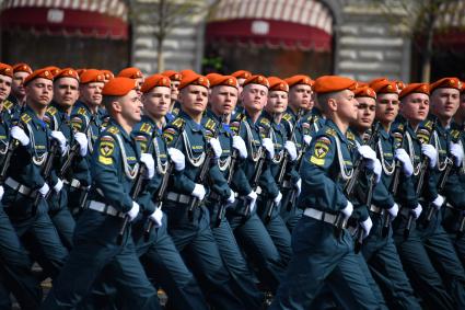 Москва. Курсанты во время генеральной репетиции парада на Красной площади, посвященного 77-й годовщине Победы в Великой Отечественной войне.