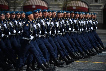 Москва. Курсанты Военно-воздушной академии имени профессора Н. Е. Жуковского и Ю. А. Гагарина во время генеральной репетиции парада на Красной площади, посвященного 77-й годовщине Победы в Великой Отечественной войне.