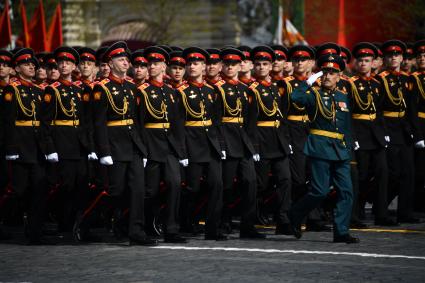 Москва. Воспитанники Московского суворовского училища во время генеральной репетиции парада на Красной площади, посвященного 77-й годовщине Победы в Великой Отечественной войне.