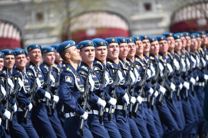 Москва. Курсанты Военно-воздушной академии имени профессора Н. Е. Жуковского и Ю. А. Гагарина во время генеральной репетиции парада на Красной площади, посвященного 77-й годовщине Победы в Великой Отечественной войне.