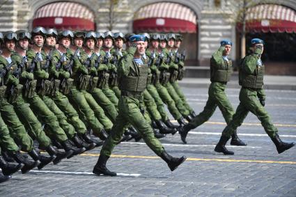 Москва. Военнослужащие воздушно-десантных войск во время генеральной репетиции парада на Красной площади, посвященного 77-й годовщине Победы в Великой Отечественной войне.