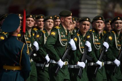 Москва. Военнослужащие парадных расчетов во время генеральной репетиции парада на Красной площади, посвященного 77-й годовщине Победы в Великой Отечественной войне.