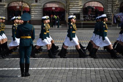 Москва. Парадный расчет женщин-военнослужащих во время генеральной репетиции парада на Красной площади, посвященного 77-й годовщине Победы в Великой Отечественной войне.