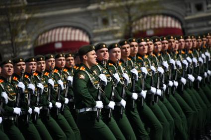 Москва. Военнослужащие парадных расчетов во время генеральной репетиции парада на Красной площади, посвященного 77-й годовщине Победы в Великой Отечественной войне.