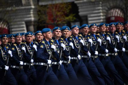 Москва. Курсанты Рязанского гвардейского высшего воздушно-десантного училища имени генерала армии В. Ф. Маргелова во время генеральной репетиции парада на Красной площади, посвященного 77-й годовщине Победы в Великой Отечественной войне.