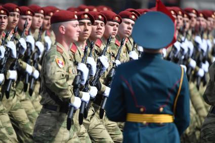 Москва. Курсанты во время генеральной репетиции парада на Красной площади, посвященного 77-й годовщине Победы в Великой Отечественной войне.