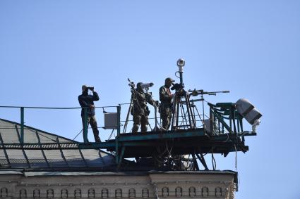 Москва. Снайперы на кремлевской стене во время генеральной репетиции парада на Красной площади, посвященного 77-й годовщине Победы в Великой Отечественной войне.