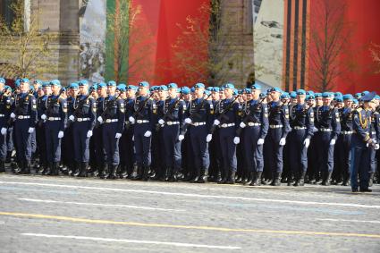 Москва. Курсанты Военно-воздушной академии имени профессора Н. Е. Жуковского и Ю. А. Гагарина во время генеральной репетиции парада на Красной площади, посвященного 77-й годовщине Победы в Великой Отечественной войне.