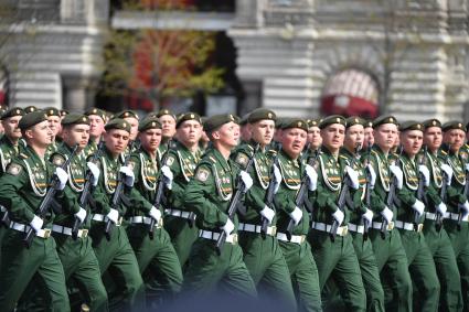 Москва. Военнослужащие парадных расчетов во время генеральной репетиции парада на Красной площади, посвященного 77-й годовщине Победы в Великой Отечественной войне.