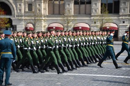 Москва. Курсанты Военного университета имени князя Александра Невского во время генеральной репетиции парада на Красной площади, посвященного 77-й годовщине Победы в Великой Отечественной войне.