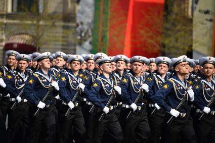 Москва. Курсанты Военно-морской академии имени адмирала флота Советского Союза Н. Г. Кузнецова во время генеральной репетиции парада на Красной площади, посвященного 77-й годовщине Победы в Великой Отечественной войне.