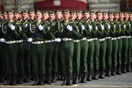 Москва. Военнослужащие во время генеральной репетиции парада на Красной площади, посвященного 77-й годовщине Победы в Великой Отечественной войне.