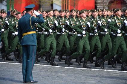 Москва. Военнослужащие парадных расчетов во время генеральной репетиции парада на Красной площади, посвященного 77-й годовщине Победы в Великой Отечественной войне.