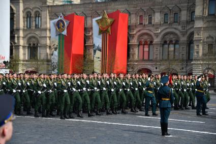 Москва. Военнослужащие парадных расчетов во время генеральной репетиции парада на Красной площади, посвященного 77-й годовщине Победы в Великой Отечественной войне.